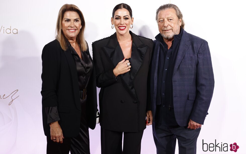 Los padres y la hermana de René Ramos en la presentación del nuevo disco de Lorena Gómez