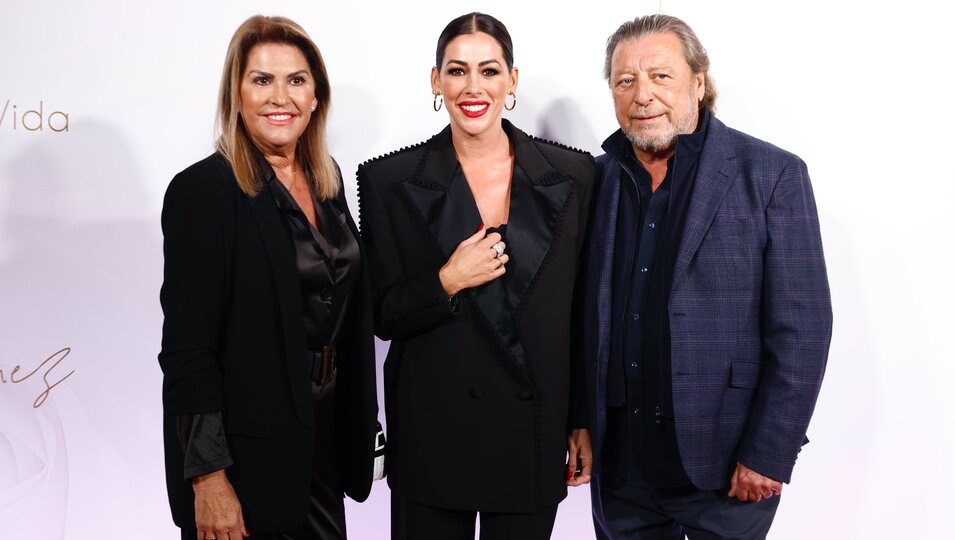 Los padres y la hermana de René Ramos en la presentación del nuevo disco de Lorena Gómez