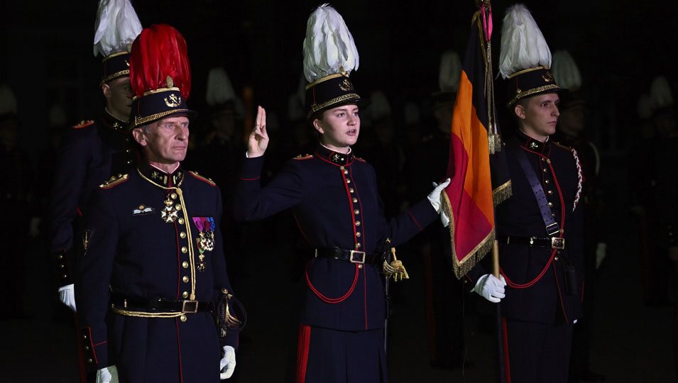 Elisabeth de Bélgica jurando la Constitución como oficial de la Real Academia Militar