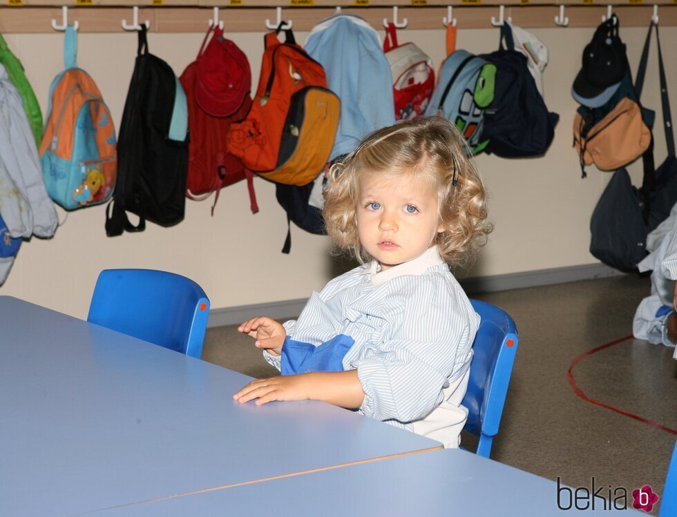 La Princesa Leonor en su primer día de guardería en una foto inédita por su 18 cumpleaños