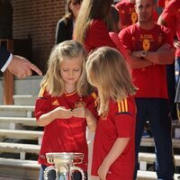 La Princesa Leonor y la Infanta Sofía con la Eurocopa 2012 en una foto inédita por su 18 cumpleaños