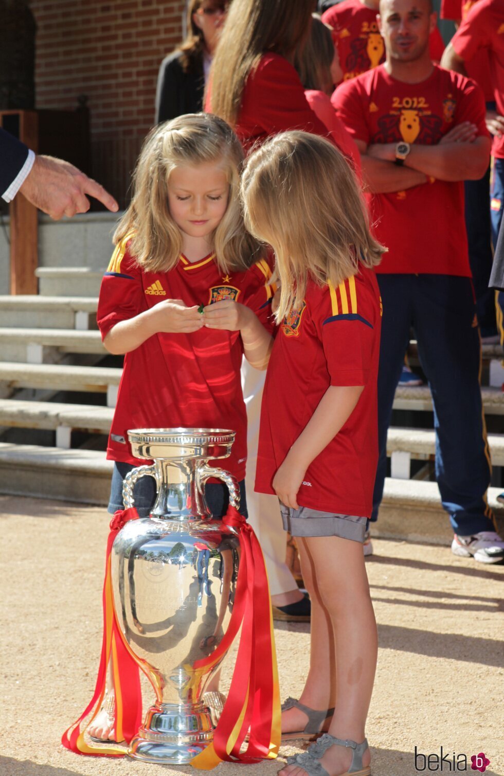 La Princesa Leonor y la Infanta Sofía con la Eurocopa 2012 en una foto inédita por su 18 cumpleaños