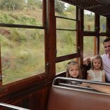 Los Reyes Felipe y Letizia y sus hijas Leonor y Sofía en el tren de Sóller en una foto inédita por su 18 cumpleaños