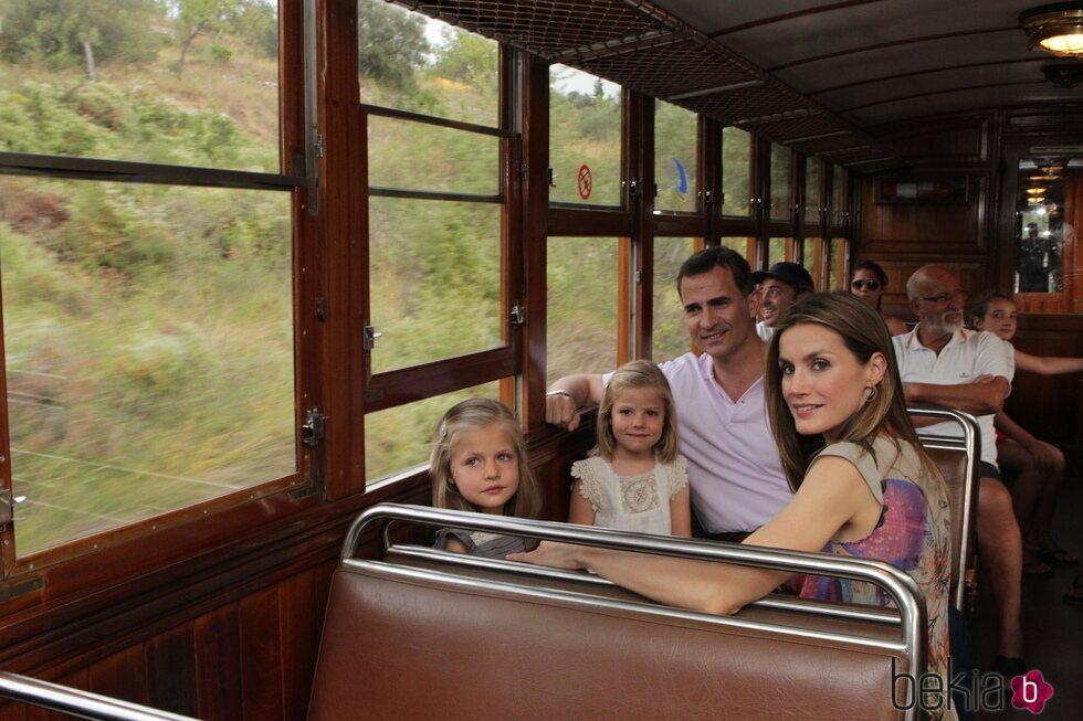 Los Reyes Felipe y Letizia y sus hijas Leonor y Sofía en el tren de Sóller en una foto inédita por su 18 cumpleaños