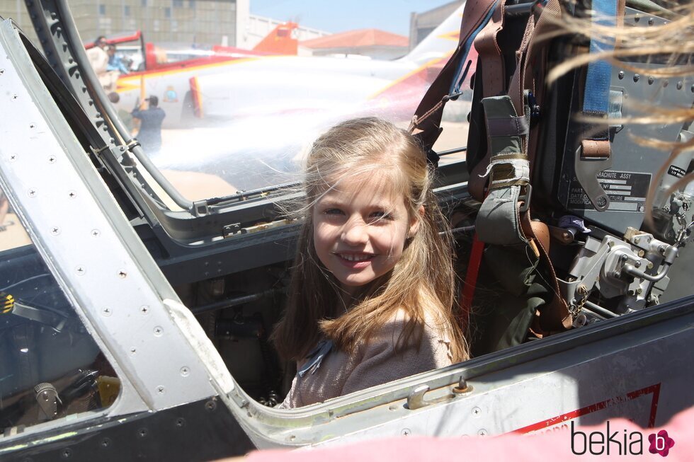 La Princesa Leonor subida a un avión de exposición en la Academia General del Aire de San Javier en una foto inédita por su 18 cumpleaños