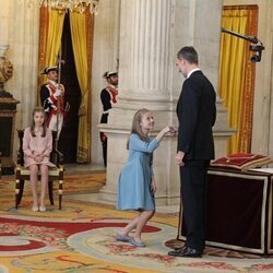 La Princesa Leonor hace la reverencia a Felipe VI en la entrega del Toisón de Oro en una foto inédita