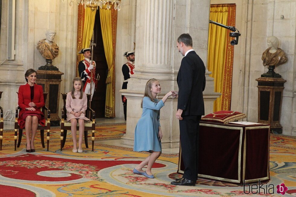 La Princesa Leonor hace la reverencia a Felipe VI en la entrega del Toisón de Oro en una foto inédita