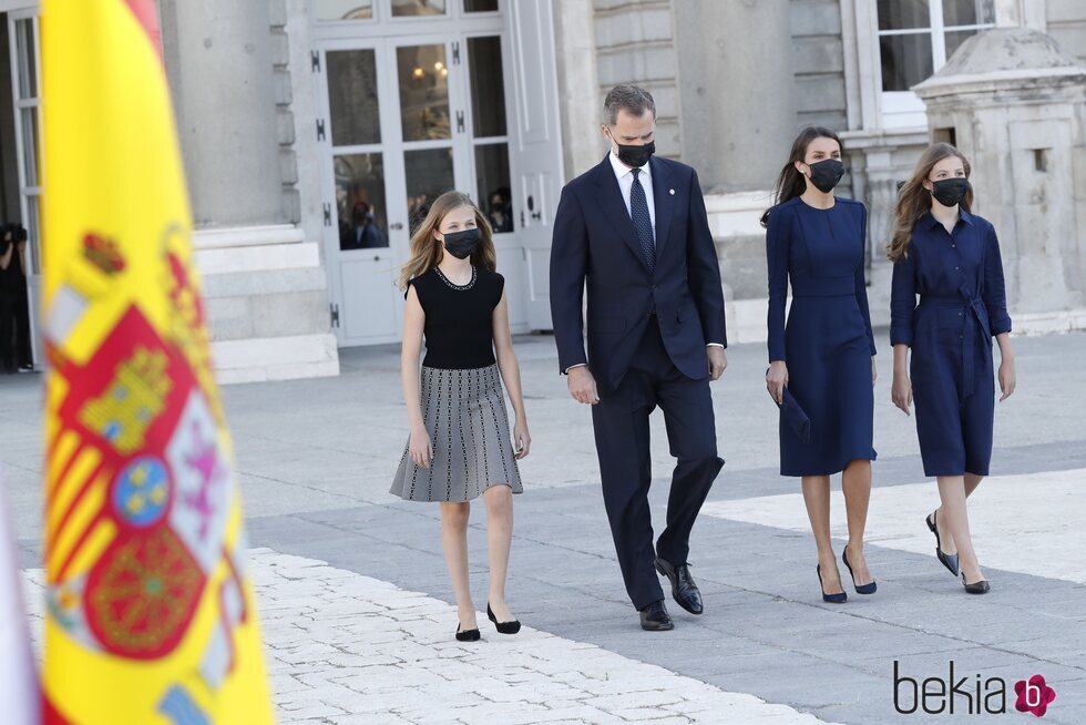 Foto inédita de los Reyes Felipe y Letizia y sus hijas Leonor y Sofía en el Homenaje de Estado a las víctimas de la pandemia