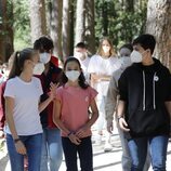 Foto inédita de la Princesa Leonor hablando con unos jóvenes en el acto 'Un árbol por Europa'