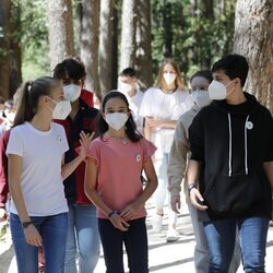 Foto inédita de la Princesa Leonor hablando con unos jóvenes en el acto 'Un árbol por Europa'