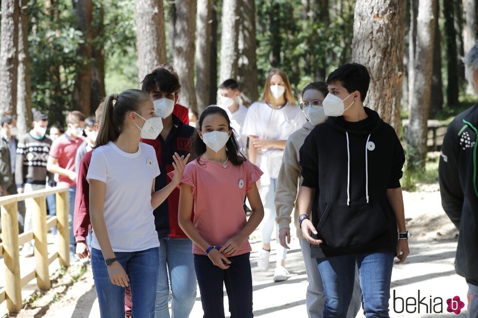 Foto inédita de la Princesa Leonor hablando con unos jóvenes en el acto 'Un árbol por Europa'