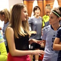 Foto inédita de la Princesa Leonor hablando con las jugadores de la selección española de fútbol en la UEFA Women's Euro 2022