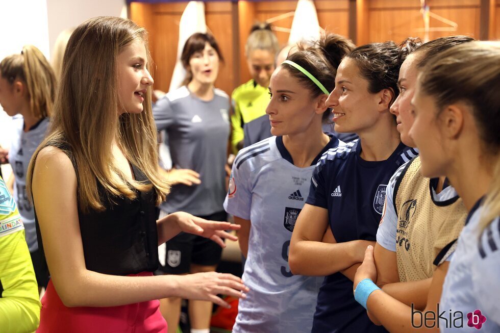 Foto inédita de la Princesa Leonor hablando con las jugadores de la selección española de fútbol en la UEFA Women's Euro 2022