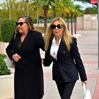 Ana Obregón y su hermana Celia García Obregón en el tanatorio de Fernando Fernández Tapias