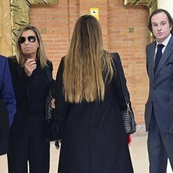 Los hijos de Fernando Fernández Tapias y otros familiares en su tanatorio