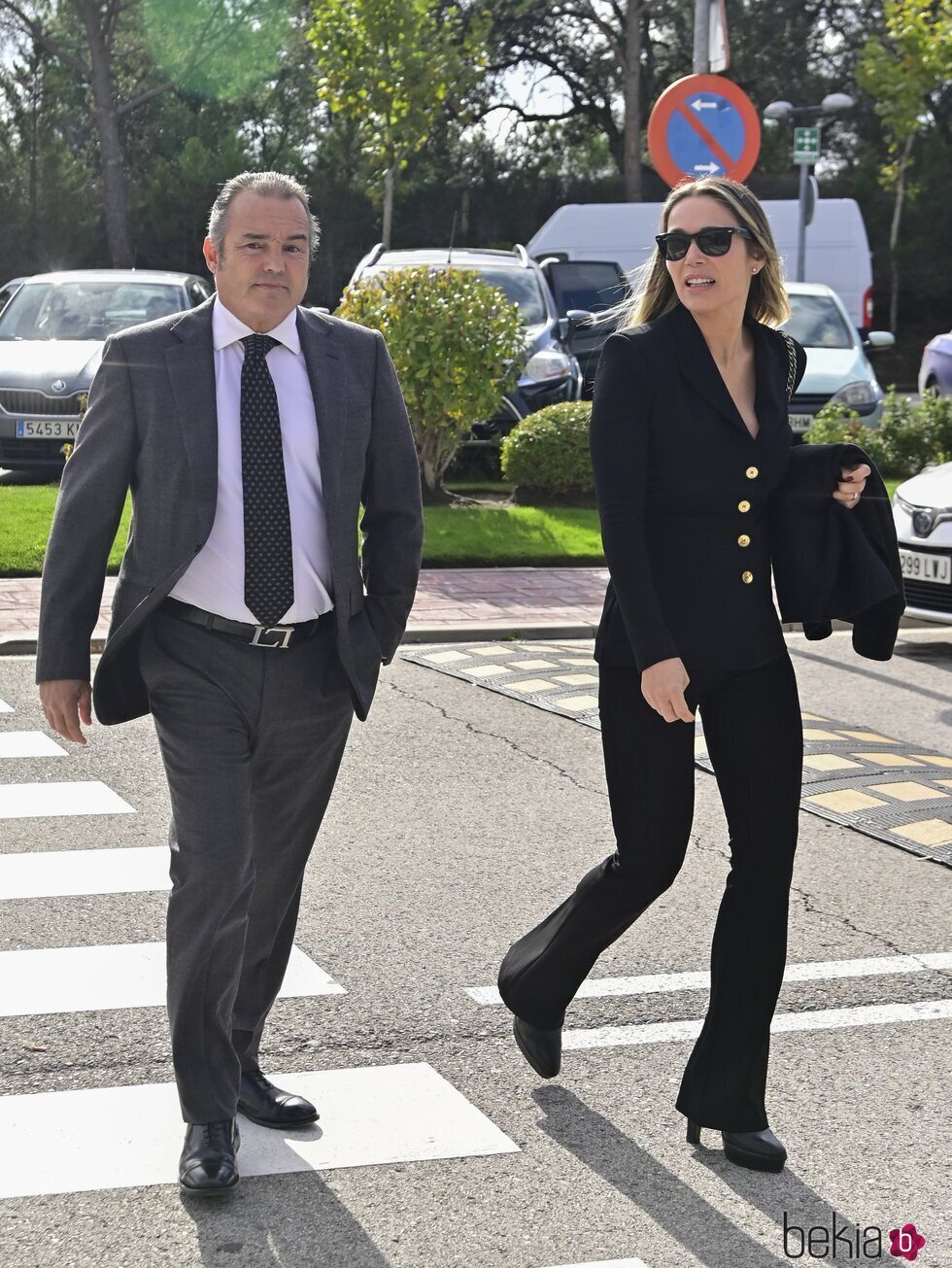 Borja Fernández de la Riva en el tanatorio de su padre, Fernando Fernández Tapias