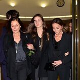 Nuria Gónzalez con su hija Alma e Isabel Preysler en el tanatorio de Fernando Fernández Tapias