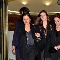 Nuria Gónzalez con su hija Alma e Isabel Preysler en el tanatorio de Fernando Fernández Tapias