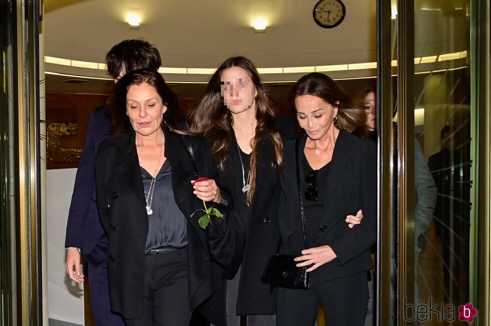 Nuria Gónzalez con su hija Alma e Isabel Preysler en el tanatorio de Fernando Fernández Tapias