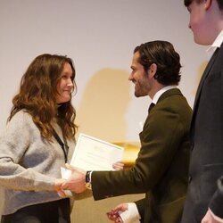 Carlos Felipe de Suecia con la mano escayolada en un acto oficial