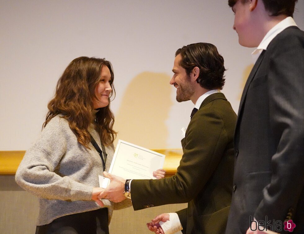 Carlos Felipe de Suecia con la mano escayolada en un acto oficial