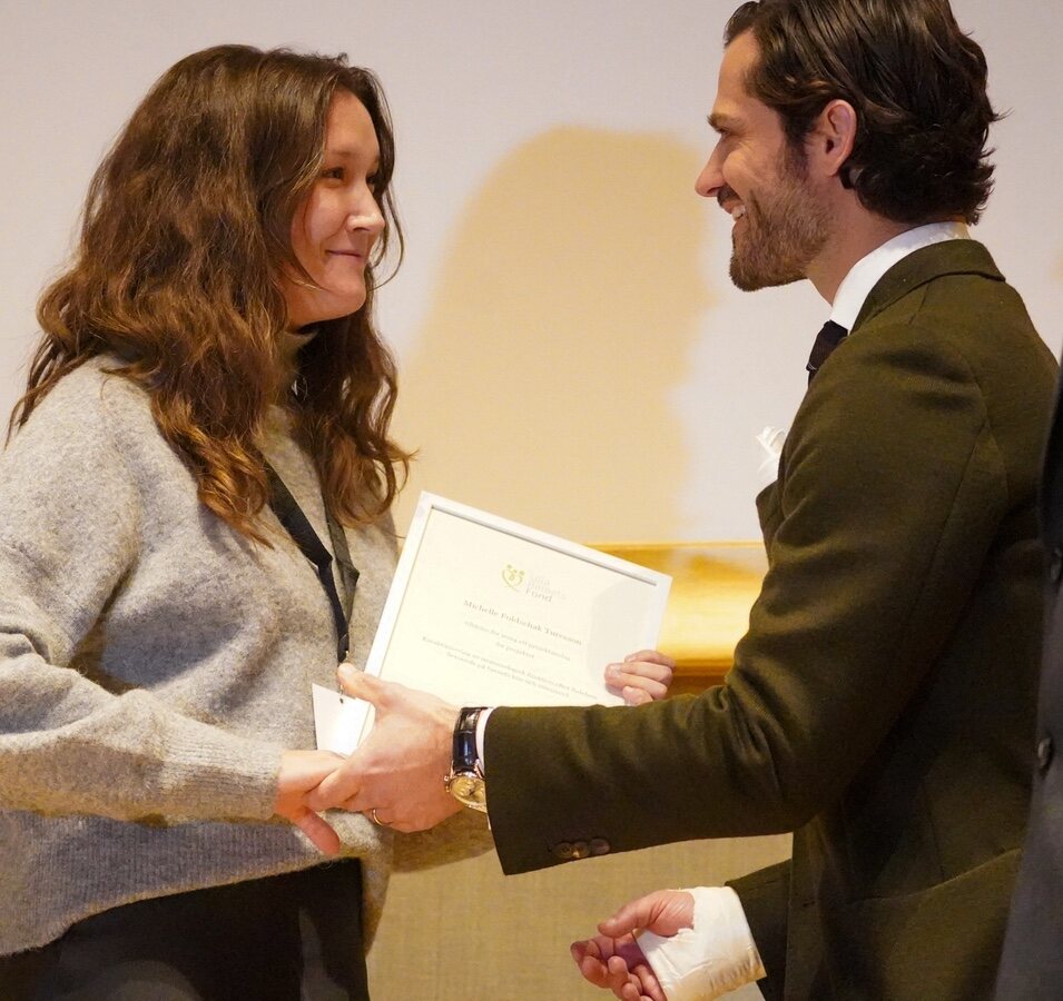 Carlos Felipe de Suecia con la mano escayolada en un acto oficial