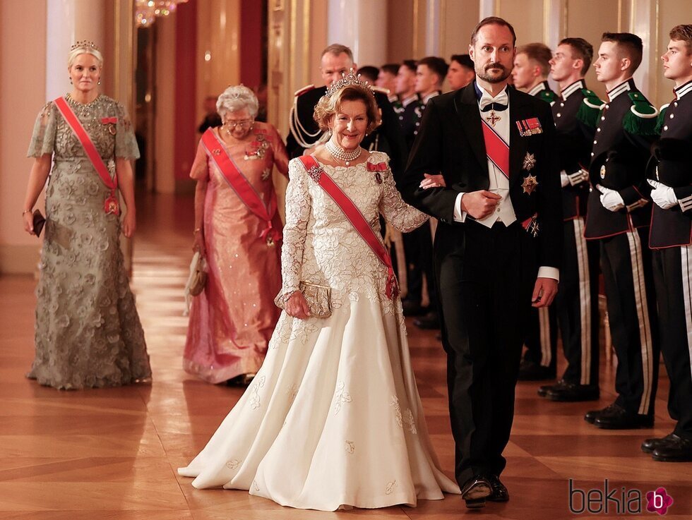 Haakon de Noruega, Sonia de Noruega con la Tiara de Perlas de la Reina Maud, Mette-Marit de Noruega con la Tiara de Amatistas y Astrid de Noruega