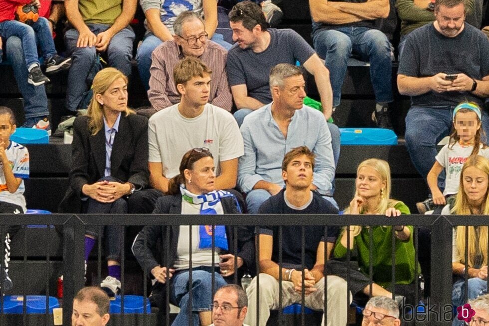 La Infanta Cristina, Miguel Urdangarin y la madre de Johanna Zott en un partido de balonmano de Pablo Urdangarin en Granollers