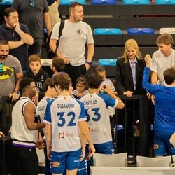 Pablo Urdangarin saluda a la Infanta Cristina, a Miguel Urdangarin y a la madre de Johanna Zott en un partido de balonmano en Granollers