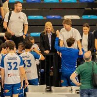 Pablo Urdangarin saluda a la Infanta Cristina, a Miguel Urdangarin y a la madre de Johanna Zott en un partido de balonmano en Granollers