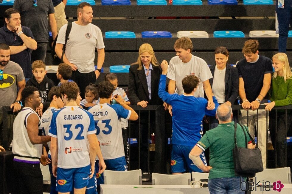 Pablo Urdangarin saluda a la Infanta Cristina, a Miguel Urdangarin y a la madre de Johanna Zott en un partido de balonmano en Granollers