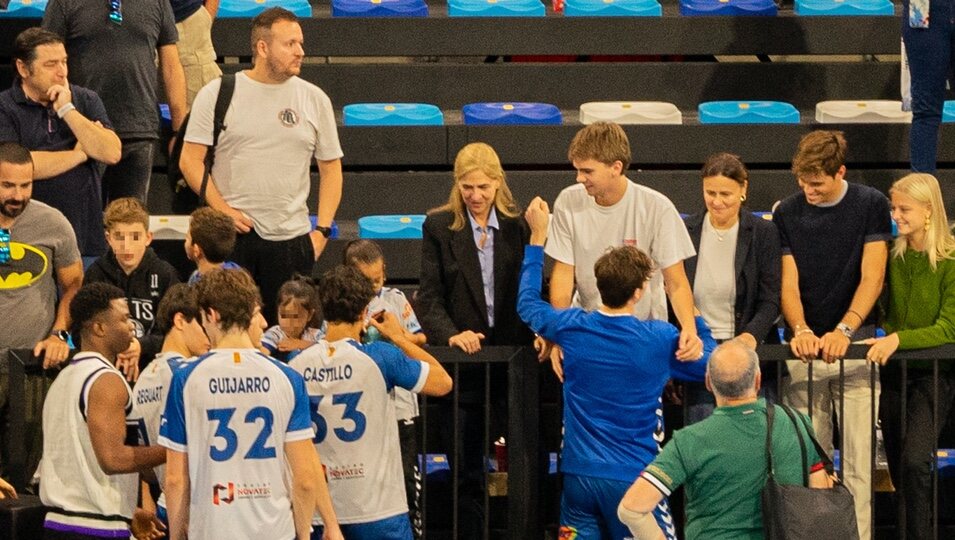 Pablo Urdangarin saluda a la Infanta Cristina, a Miguel Urdangarin y a la madre de Johanna Zott en un partido de balonmano en Granollers