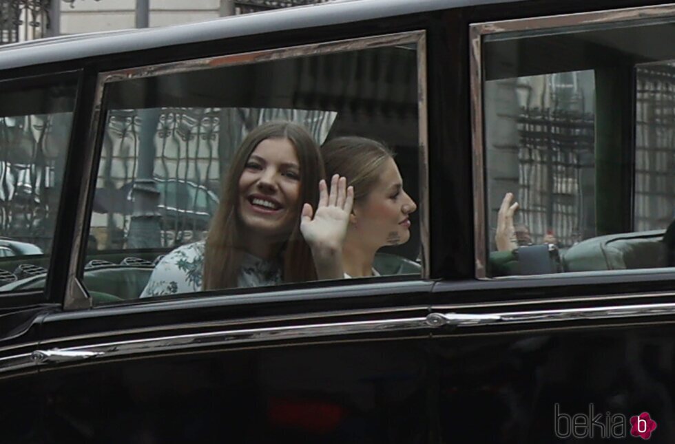 La Infanta Sofía y la Princesa Leonor llegando a la Jura de la Constitución