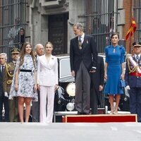 Los Reyes Felipe y Letizia, la Princesa Leonor y la Infanta Sofía posando junto al Presidente Pedro Sánchez en su llegada a la Jura de la Constitución