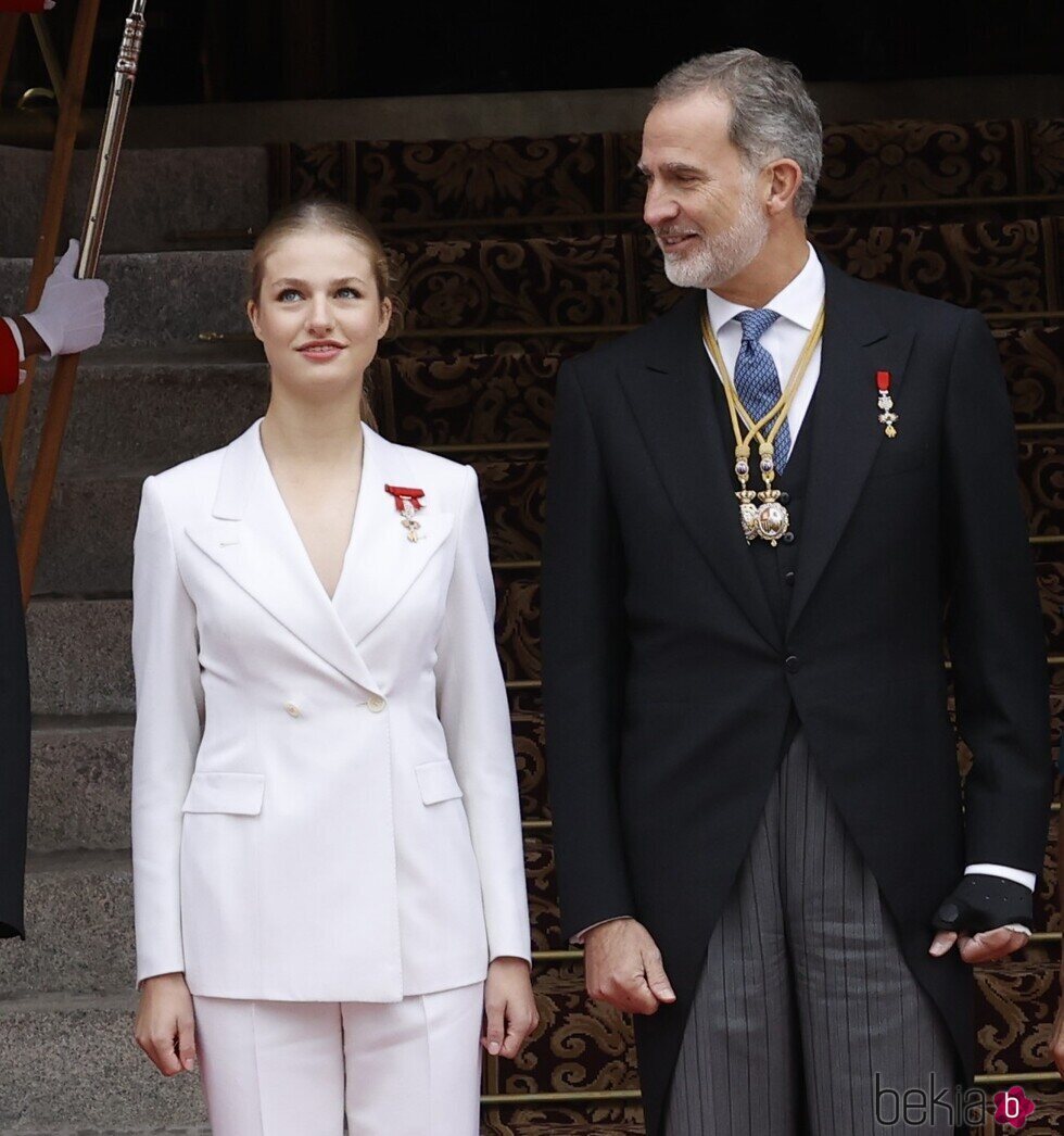 El Rey Felipe y la Princesa Leonor antes de entrar al Congreso para la Jura de la Constitución