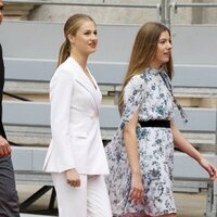 La Princesa Leonor y la Infanta Sofía llegando a la puerta del Congreso para la Jura de la Constitución