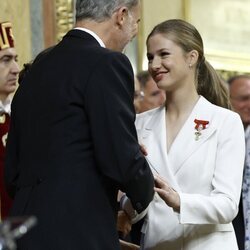 El Rey Felipe y la Princesa Leonor se besan con cariño en la Jura de la Constitución