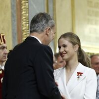 El Rey Felipe y la Princesa Leonor se besan con cariño en la Jura de la Constitución