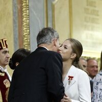 La Princesa Leonor besa a su padre, Felipe VI, en la Jura de la Constitución