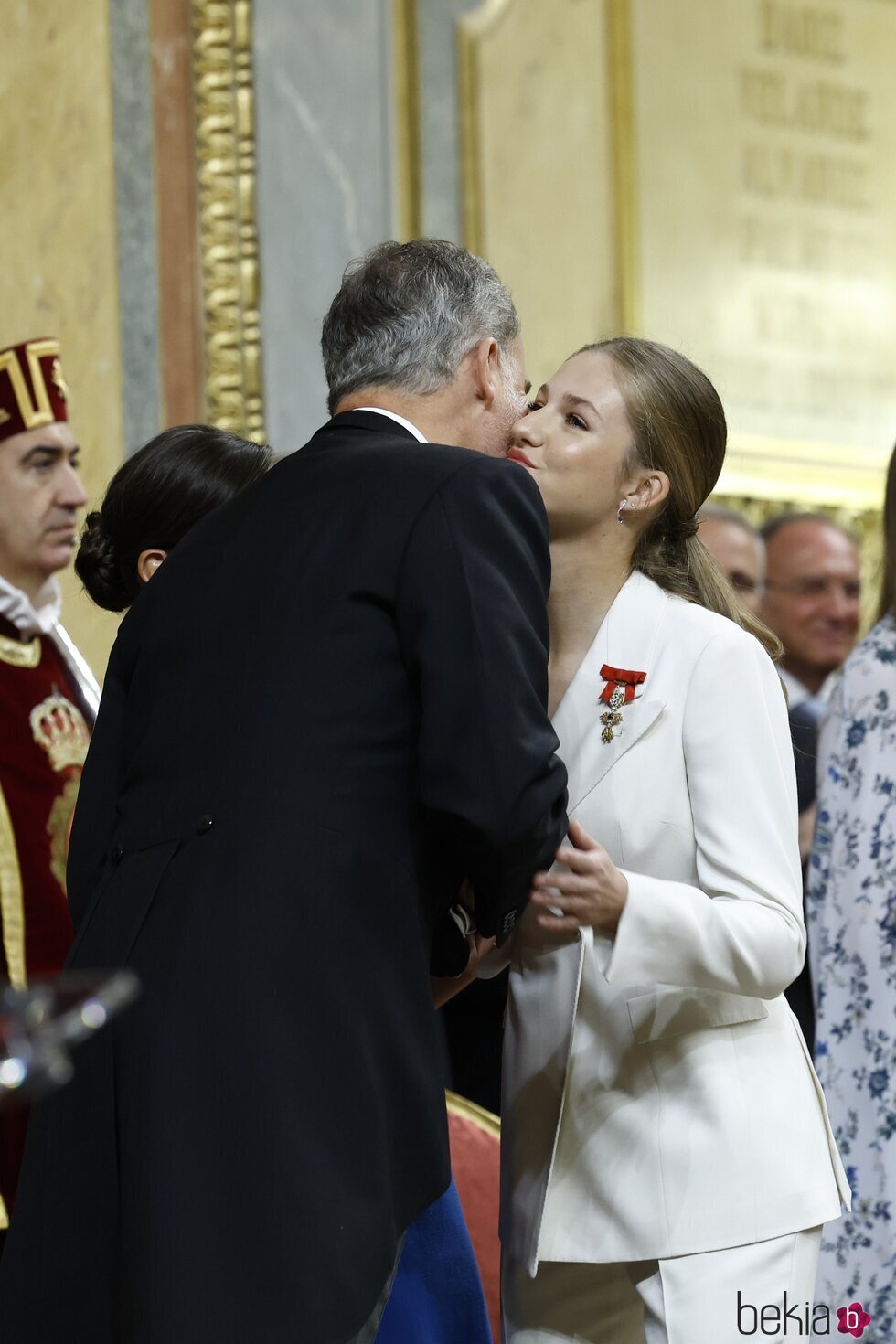 La Princesa Leonor besa a su padre, Felipe VI, en la Jura de la Constitución