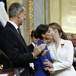 La Reina Letizia besa a la Princesa Leonor tras la Jura de la Constitución