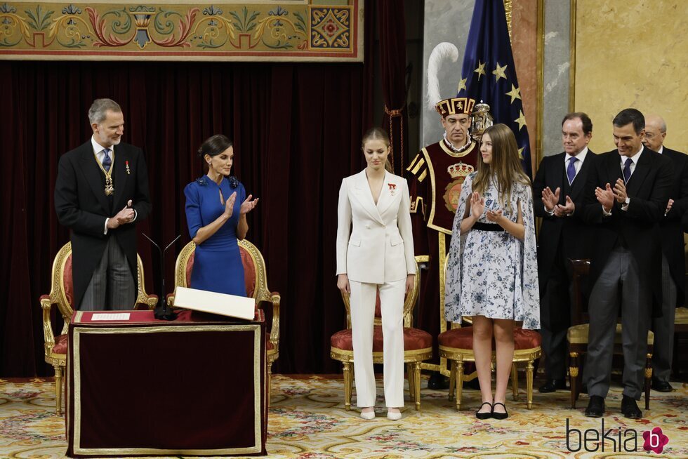 Los Reyes y la Infanta Sofía aplauden a la Princesa Leonor tras Jurar la Constitución