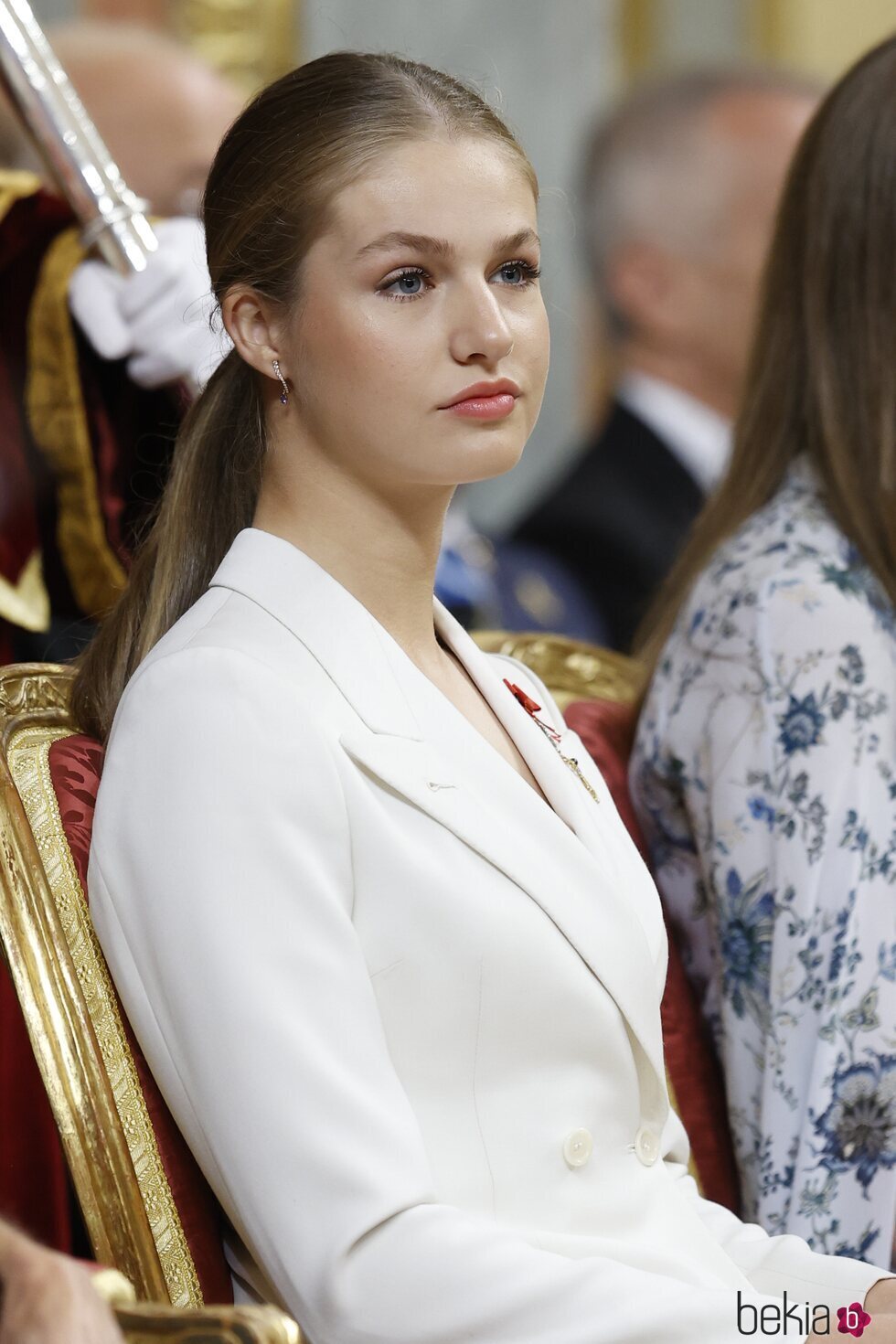 La Princesa Leonor con gesto serio en la Jura de la Constitución 