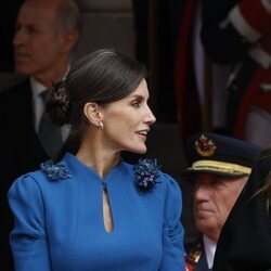 La Reina Letizia hablando con la Infanta Sofía en la Jura de la Constitución de la Princesa Leonor