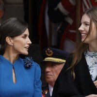 La Reina Letizia hablando con la Infanta Sofía en la Jura de la Constitución de la Princesa Leonor