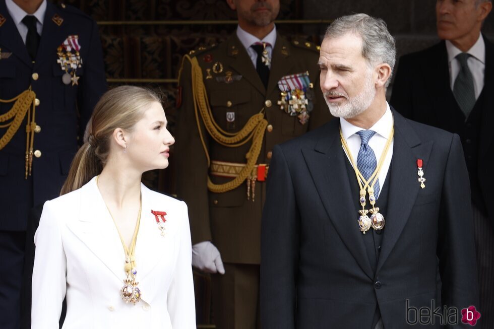 El Rey Felipe habla con la Princesa Leonor fuera del Congreso tras la Jura de la Constitución