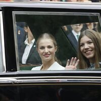 La Princesa Leonor y la Infanta Sofía sonríen y saludan al salir del Congreso tras la Jura de la Constitución