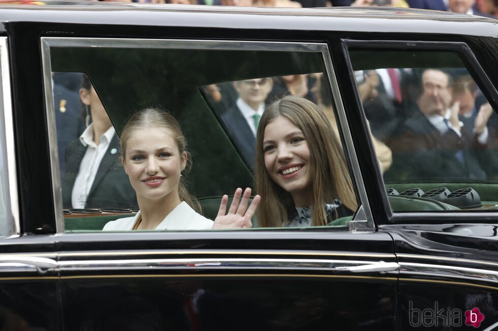 La Princesa Leonor y la Infanta Sofía sonríen y saludan al salir del Congreso tras la Jura de la Constitución