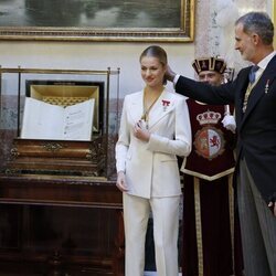 El Rey Felipe saca la coleta a la Princesa Leonor en un gesto cómplice en la Jura de la Constitución