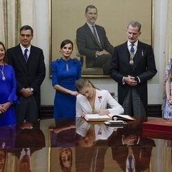 La Princesa Leonor firma en el Libro de Honor del Congreso en la Jura de la Constitución